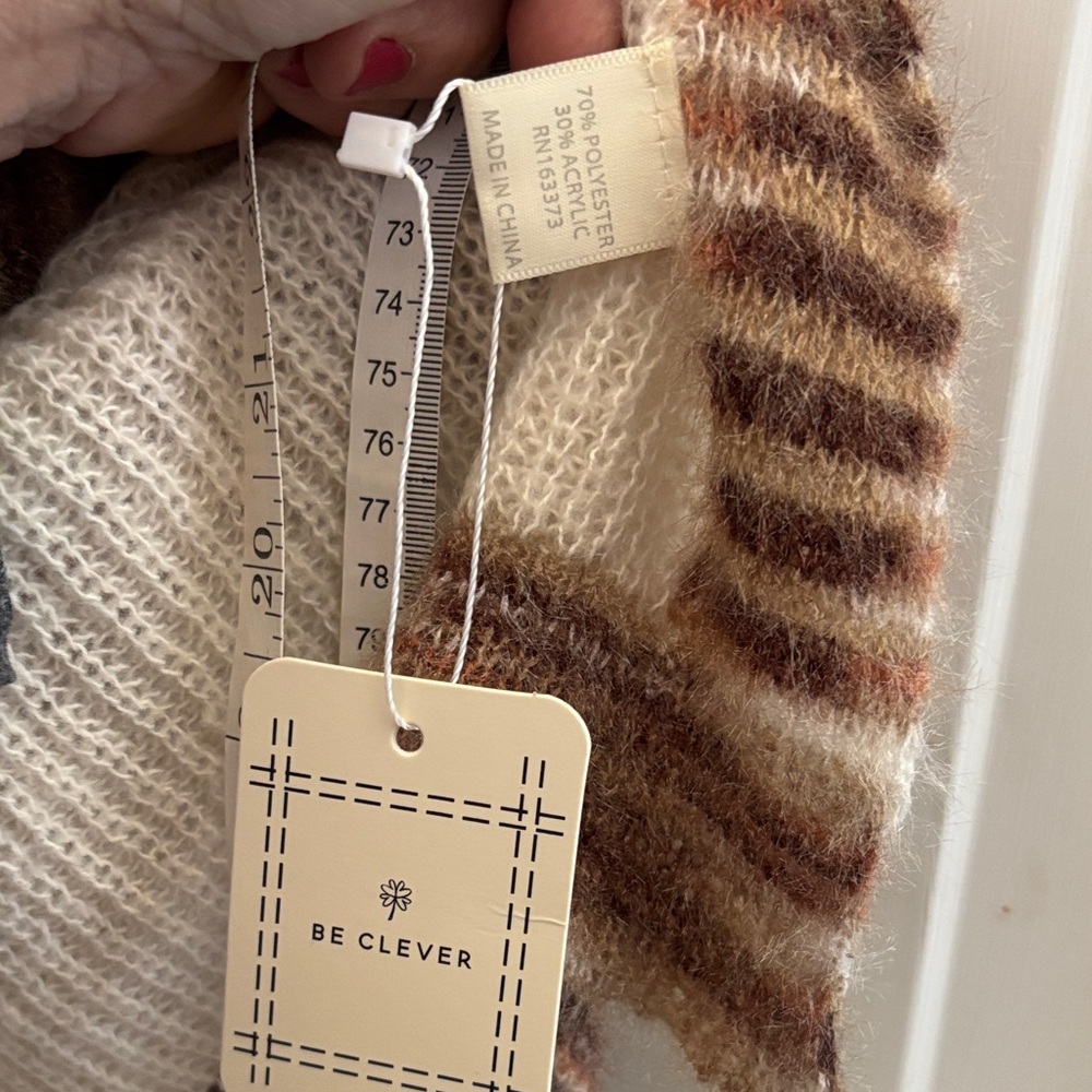 Woman’s wrap with hoodie Cream and Brown NWT - Picture 3 of 6